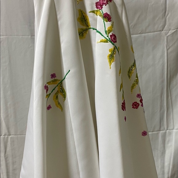 Cassandra Stone Formal Embroidered Flowers Gown
Beautiful condition. Costume - Picture 2 of 5